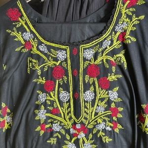 Hand embroidery 3 piece beautiful dress silk dopata
Chest 23”
Length 43
Daman 34